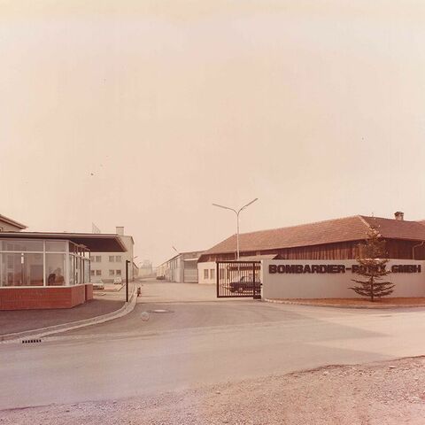 Puerta de entrada de la empresa, 1971 (Unternehmensarchiv BRP-Rotax, Gunskirchen)