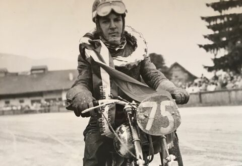 Erwin Lechner, vencedor en una KTM Rotax 125 con hándicap en todas las categorías, así como en la categoría de motos de turismo hasta 125 cm³. (Copyright: Motorrad-Literatur- und Bildarchiv Prof. Dr. Helmut Krackowizer)