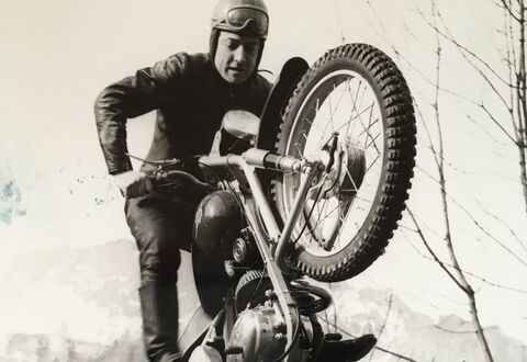 Paul Schwarz at the presentation of the KTM Mustang, 1957 model (Copyright: Motorrad-Literatur- und Bildarchiv Prof. Dr. Helmut Krackowizer)