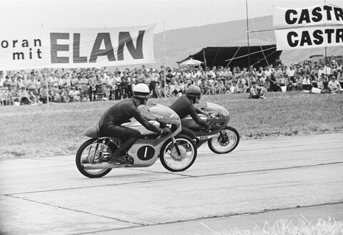 Heinz Lippitsch con un Rotax 125 en la carrera internacional en el aeródromo de Tulln-Langenlebarn (Austria) por delante de una Honda en 1968. (Copyright: Heinz Lippitsch, Rotax 125, Flugplatzrennen, Tulln-Langenlebarn, 1968)