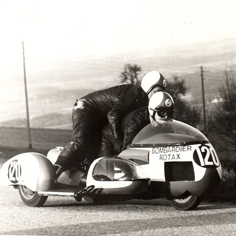 Los motores Rotax también se utilizan en la categoría de sidecars. La estructura básica de Siegfried Wartbichler consigue varios éxitos nacionales, entre otros en la carrera en Behamberg (Austria) 1971. (Copyright: Artur Fenzlau/Technisches Museum Wien)