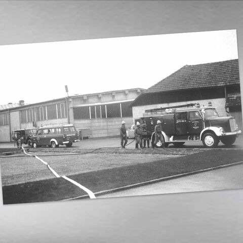 Training on the works site with the Gunskirchen and Fernreith fire departments in 1968. (BPR-Rotax company archives)