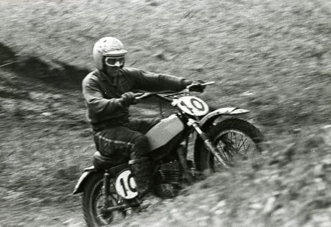 Una foto inusual que muestra a Jeff Smith sobre un prototipo de una moto de 125 cm3 en 1972. (Copyright: Musée de l'ingéniosité J. Armand Bombardier)