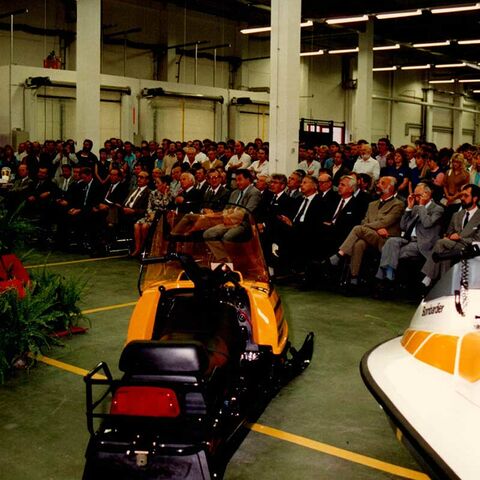 Inauguración del almacén de estanterías elevadas, 1988 (Unternehmensarchiv BRP-Rotax, Gunskrichen; Privatsammlung Alfons Holub)