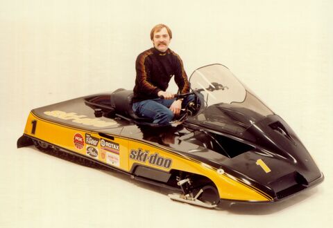 Brad Hulings en la revolucionaria moto de nieve de dos orugas, lo cual facilita la dirección. (Copyright: MUSÉE  DE L’INGÉNIOSITÉ J. ARMAND BOMBARDIER)