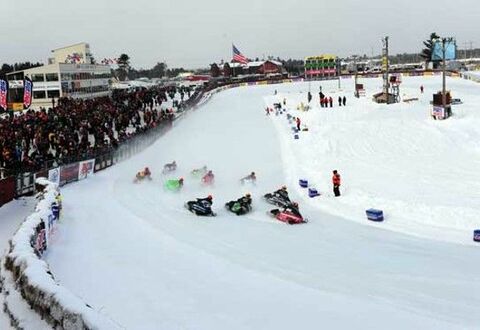 World Championship run at Eagle River. In order to achieve high turning speeds on the icy oval course, the vehicle's and body’s center of gravity must be low and far inside.  (Copyright: Archiv Holzleitner)