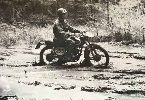 Egon Dornauer on KTM 125 on his way to the gold medal at the 31st Six Days Trials in Garmisch-Partenkirchen, 1956. (Copyright: Motorrad-Literatur- und Bildarchiv Prof. Dr. Helmut Krackowizer)