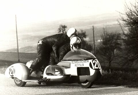 Siegfried Wartbichler, the brains behind the transmission and vehicle construction. Shown here with passenger Hermann Hochmuth, who himself is an active participant in the 1971 Behamberg race.  (Copyright: Artur Fenzlau/Technisches Museum Wien)