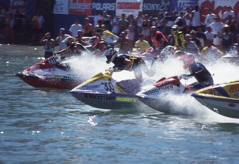 Salida de una carrera «Runabout» en el lago Havasu. Los ayudantes mantienen la embarcación de sus pilotos en posición. (Copyright: Chris Lauber)