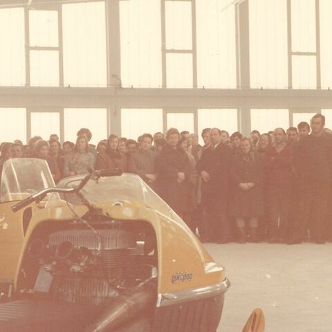 Empleados de Rotax ante algunas Ski-Doo (Archives, Museum ofIngenuity J. Armand Bombardier)