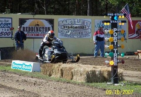 También existen las carreras «Grass-Drag» sobre cuchillas. El ganador se dirime en modo de campeonato en esta carrera de arrancones. Aquí una Ski-Doo en el «SnowBash» en 2007. (Copyright: Sylvain Laflamme)