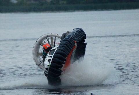 Un Hovercraft (aerodeslizador) que mejor encaja en la categoría de «embarcación». Michele Scanavino, varias veces campeón del mundo apuesta por un motor de dos tiempos 809 con tres cilindros de Ski-Doo. (Copyright: Michele Scanavino)