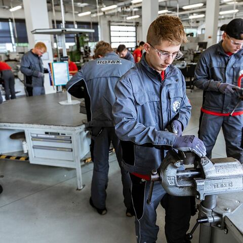 Aprender juntos. Los aprendices de Rotax trabajan juntos (BRP-Rotax)