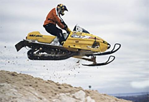 El finlandés volador Toni Haikonen, inventor de la técnica del doble salto, en una Ski-Doo MXZ 670. Salta más alto y más lejos que sus competidores. (Copyright: we researched with our best knowledge and conscience to locate the source)