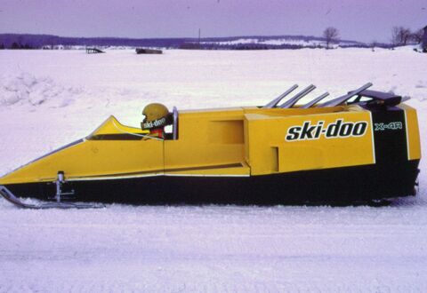 Aquí una Ski-Doo X-4R con cuatro motores de dos tiempos con tres cilindros. Las pruebas fueron suspendidas po (Copyright: MUSÉE  DE L’INGÉNIOSITÉ J. ARMAND BOMBARDIER)